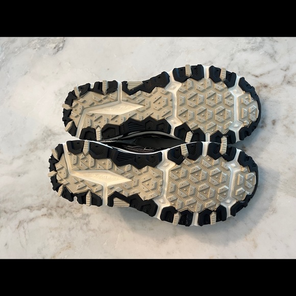 New balance 410 v6. Black and white NWOT. Size 10.5 - Picture 4 of 6